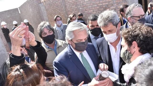 El presidente Alberto Fernández junto al gobernador sanjuanino Sergio Uñac en el recorrido por un barrio en construcción.