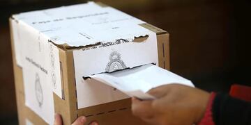 Entre las rendiciones que deben hacer, las fuerzas políticas deben dar cuenta de la procedencia y la aplicación de los fondos con los que financian las campañas proselitistas.