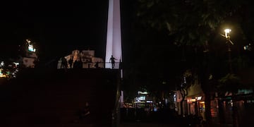 En la previa del partido de Argentina, un hincha se trepó a los carteles del Obelisco y murió. Foto Federico Lopez Claro