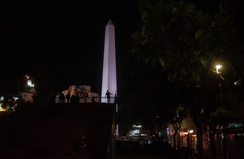 En la previa del partido de Argentina, un hincha cayó de un cartel en el Obelisco y murió