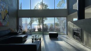 Una de las habitaciones disponibles en el predio con bajada directa al lago de aguas cristalinas.