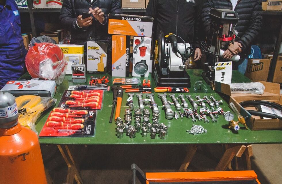 El servicio de Transporte Público recibió herramientas de mano y neumáticas