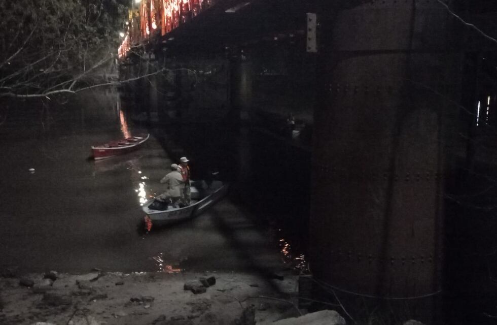 Un hombre que se arrojó al río desde el puente Méndez Casariego