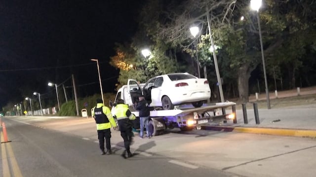 El remís secuestrado frente al Balneario