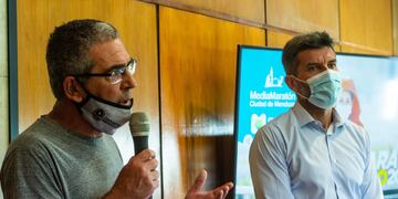 El subsecretario de Deportes de la provincia, Federico Chiapetta y el intendente de la Ciudad de Mendoza Ulpiano Suárez anuncian las propuestas deportivas para esta temporada. Gentileza MCM