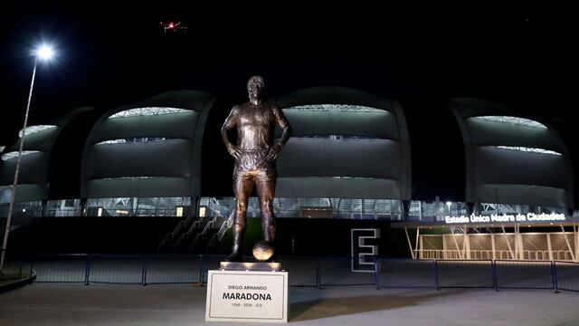 Inauguraron la estatua de Diego Maradona en el Estadio Madre de Ciudades.