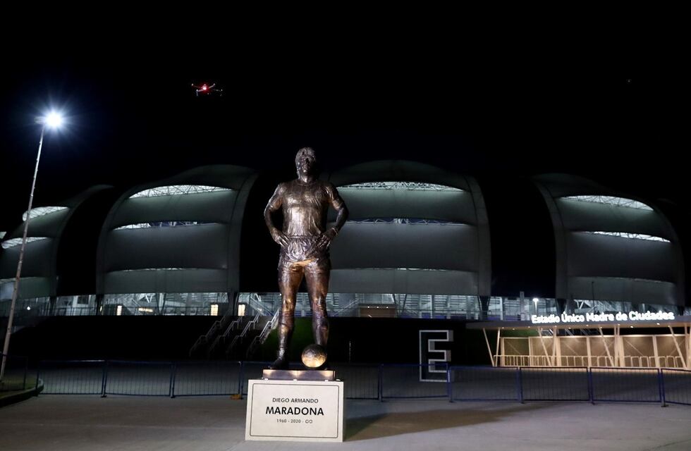 En la previa de Argentina - Chile inauguraron una imponente estatua en homenaje a Diego Maradona