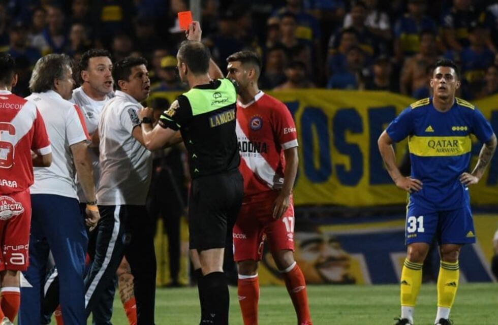 Gabriel Milito, entre su enojo por el offside que anuló el empate de Argentinos y las críticas a Boca