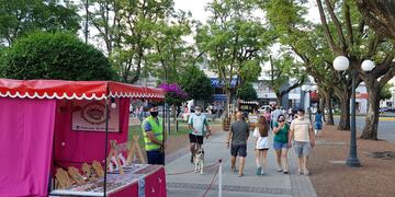 Primera edición de Plaza Feria, en donde artesanos rafaelinos, con protocolos, volvieron a la Plaza 25 de Mayo.