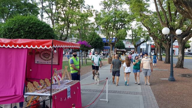 Primera edición de Plaza Feria, en donde artesanos rafaelinos, con protocolos, volvieron a la Plaza 25 de Mayo.