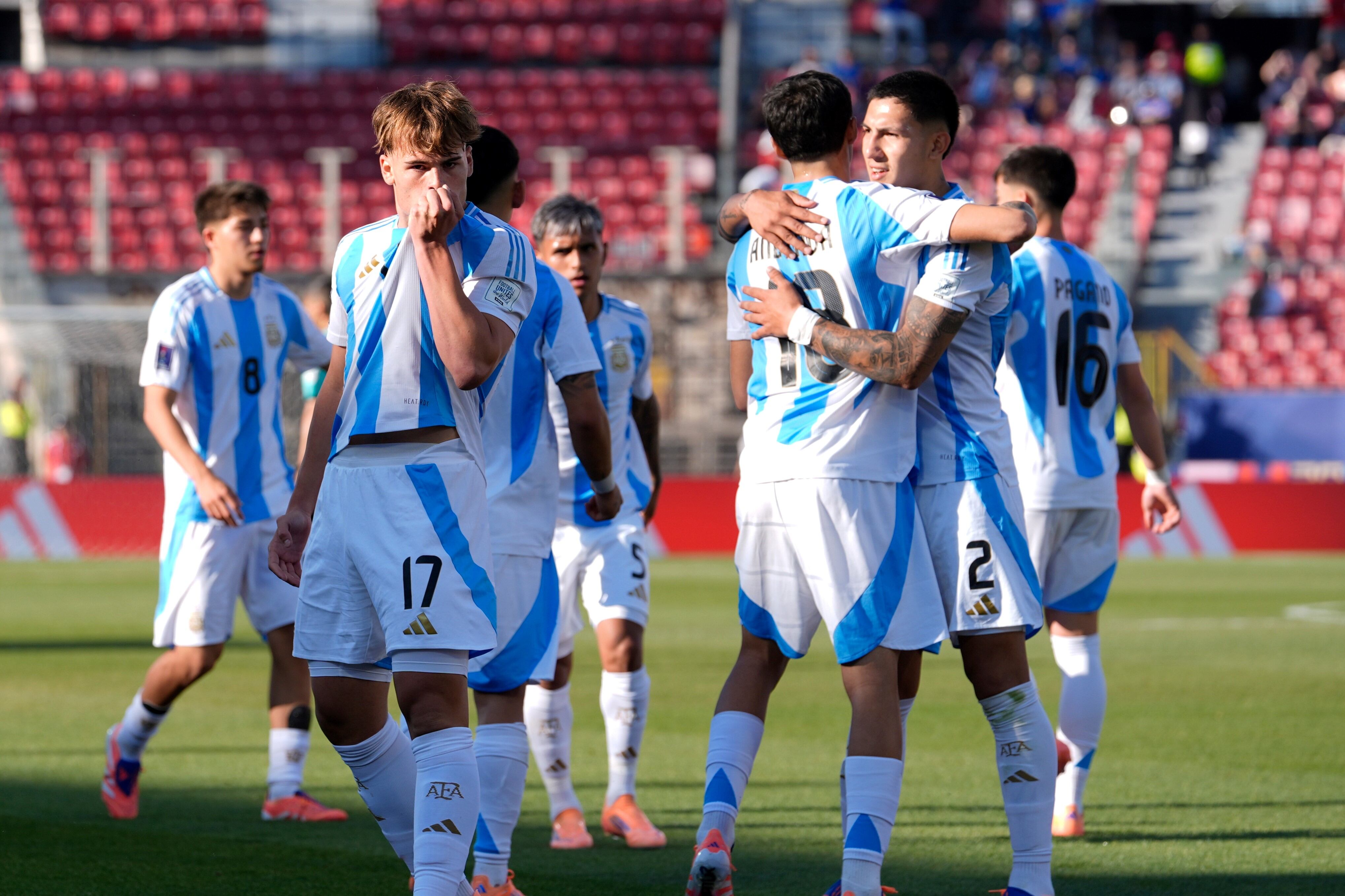 La selección argentina goleó a Nigeria y se clasificó a los cuartos de final del Mundial Sub 20 que se disputa en Chile. (AP)