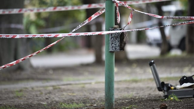 Sobre la caja del poste que electrocutó al joven de 14 años, se observa una piedra (R. Pereyra / La Voz).