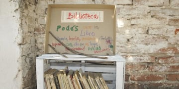 Una biblioteca al paso en Santa Rosa ofrece diversos títulos para fomentar la lectura.