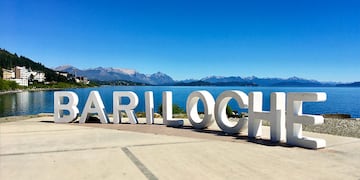 Las imágenes fueron grabadas en el viaje de egresados a Bariloche y fueron repudiadas en Córdoba y todo el país.