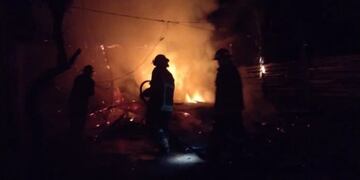 Vivienda terminó destruida tras un incendio en Oberá.