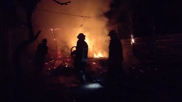 Vivienda terminó destruida tras un incendio en Oberá.