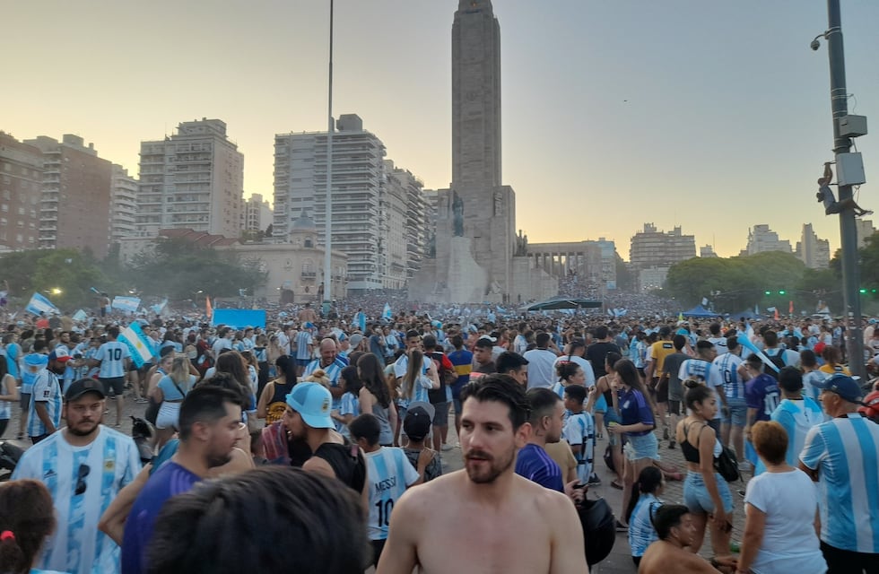 A caballo por las calles de Rosario: nadie se quería perder los festejos por la consagración de Argentina