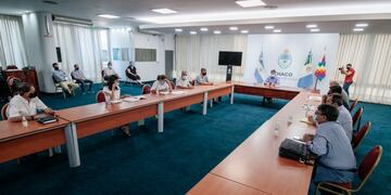 El gobernador junto a los intendentes analizaron la situación de los pescadores en toda la provincia.