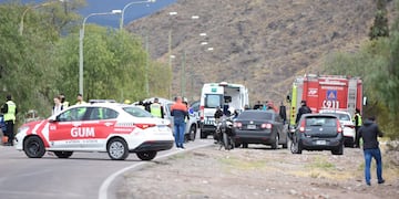 Dos mujeres se encuentran graves tras un vuelco en el Circuito de El Challao.
foto: Mariana Villa / Los Andes
