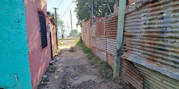 La víctima de 32 años cayó herida a metros de las vías del ferrocarril.