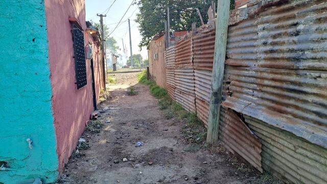 La víctima de 32 años cayó herida a metros de las vías del ferrocarril.