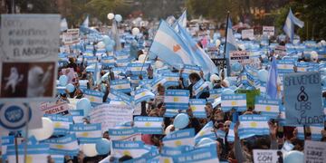 Marcha. Una multitud se concentran a favor de "las dos vidas". (P. Castillo)