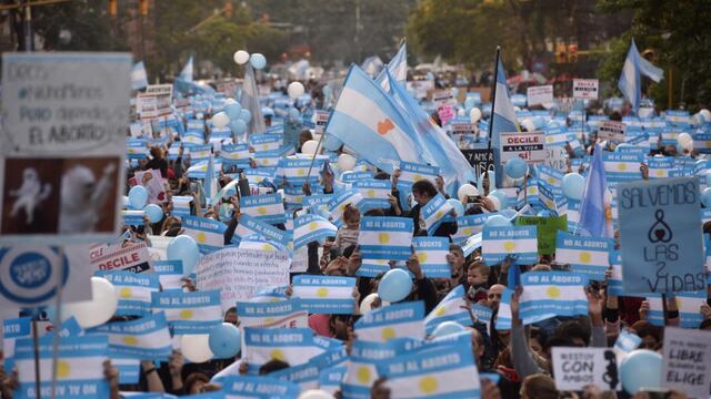 Marcha. Una multitud se concentran a favor de "las dos vidas". (P. Castillo)