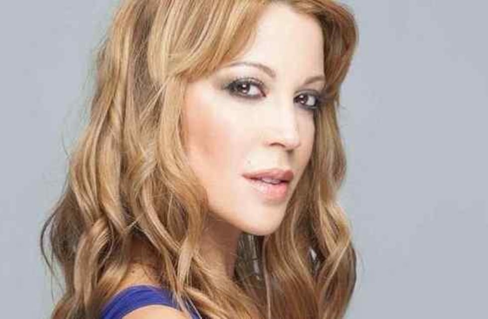 Desde las playas de Brasil, Miriam Lanzoni sorprendió con una malla enteriza cavada y con escote pronunciado