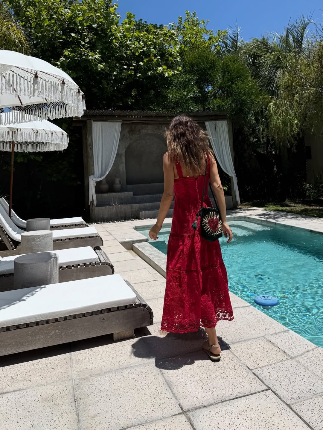 Pampita se enamoró del estilo bohemio y dio cátedra de tendencia con un vestido en color rojo pasión