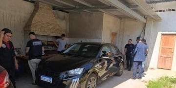 Hallaron el auto robado tras el femicidio de Amanda Müller en Santa Ana.