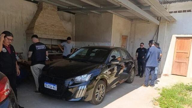 Hallaron el auto robado tras el femicidio de Amanda Müller en Santa Ana.