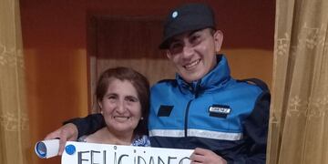 Javier Giménez, el egresado de Santa Cruz que sorprendió a su madre con el diploma.