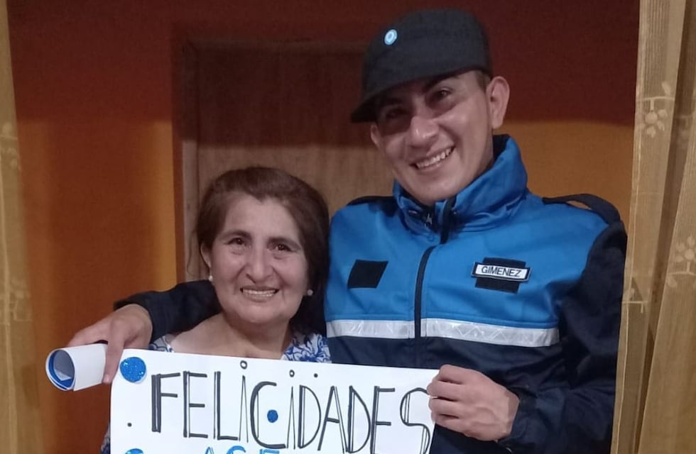 Egresó de la Escuela de Policía, le llevó el diploma a su madre de sorpresa y ella no pudo contener las lágrimas