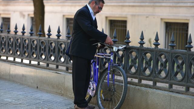 El padre de Anahí Bulnes contó que todos los días sale a buscar a su hija en bicicleta.