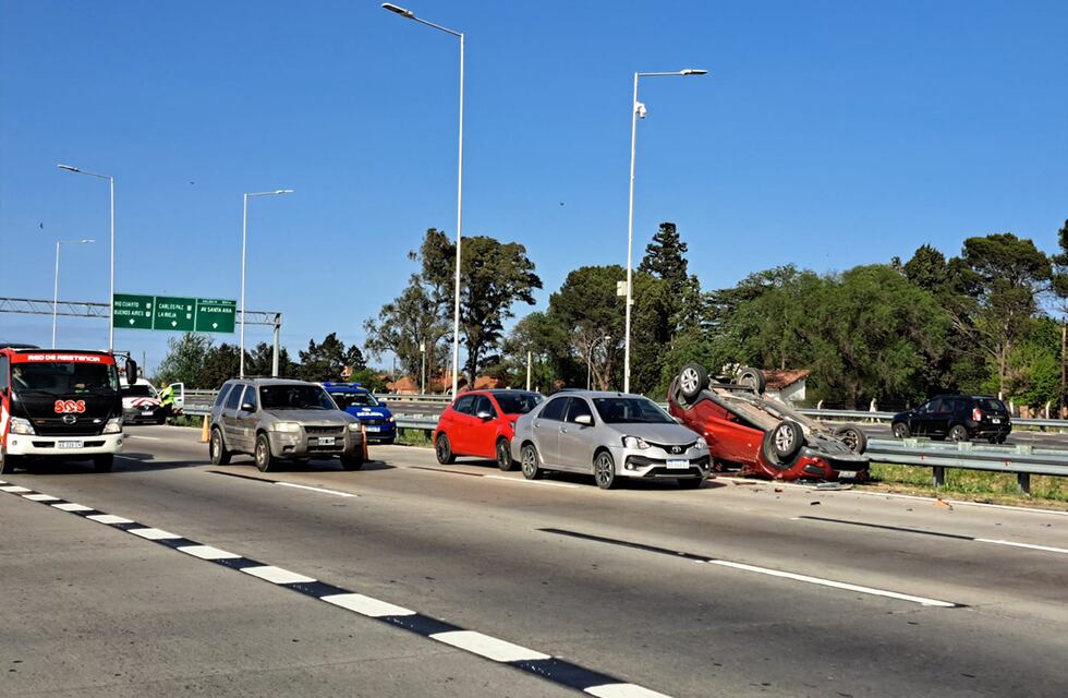 Choques en cadena y vuelco en Córdoba: dos siniestros viales, heridos y una cola de kilómetros