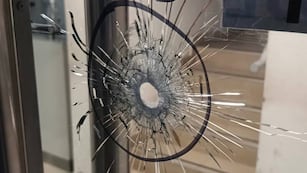 La primera agresión con armas de fuego ocurrió en el banco Macro de Ovidio Lagos y Saavedra.