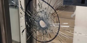 La primera agresión con armas de fuego ocurrió en el banco Macro de Ovidio Lagos y Saavedra.