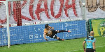 El penal que le achacan como error a Jorge Carranza. El Capé Sarría bancó al Loco (Javier Ferreyra).