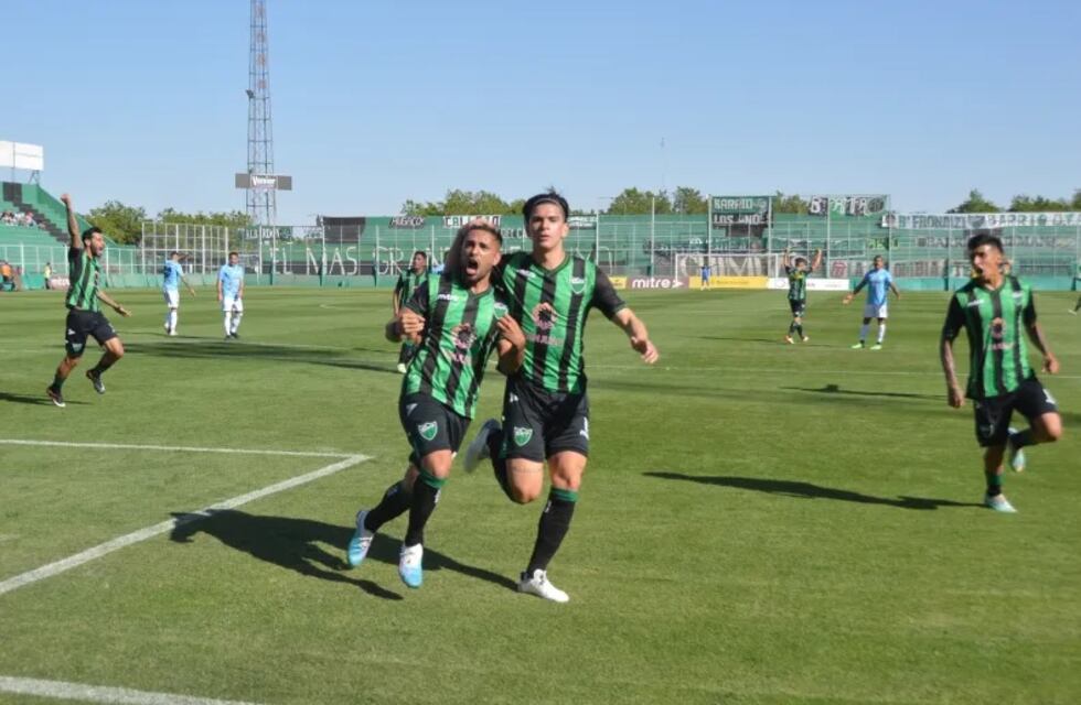 Curiosa manera de festejar de los jugadores de San Martín de San Juan, tras remontar contra Defensores Unidos
