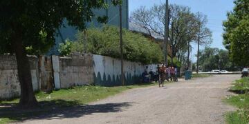 Una madre salteña junto a sus hijos es agredida por un vecino que intenta usurparle la casa.
