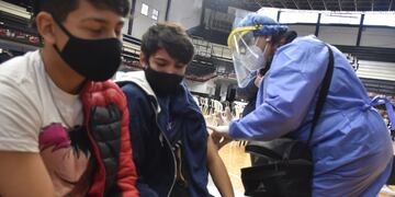 Comenzó la vacunación a adolescentes en Capital y Banda.
