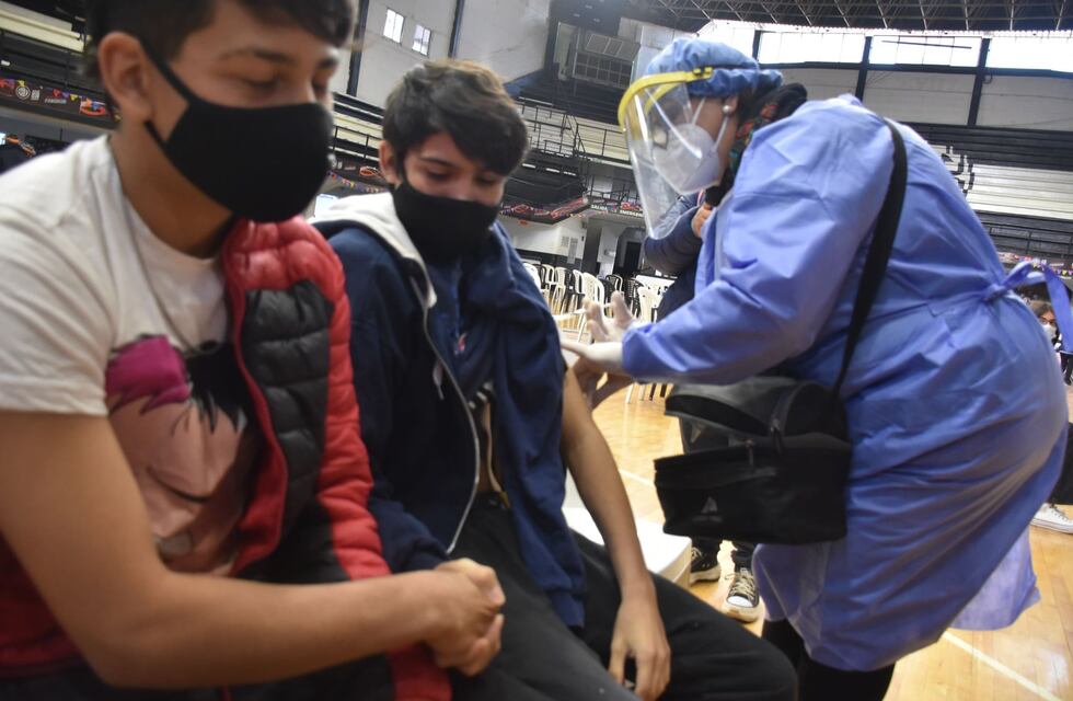 Comenzó la vacunación en adolescentes de 12 a 17 años con comorbilidades en Capital y en La Banda