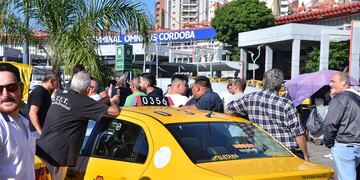 Taxistas protestan frente a la Terminal de Ómnibus de Córdoba. (José Gabriel Hernández / La Voz)