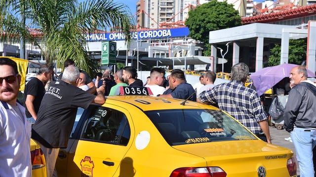 Taxistas protestan frente a la Terminal de Ómnibus de Córdoba. (José Gabriel Hernández / La Voz)