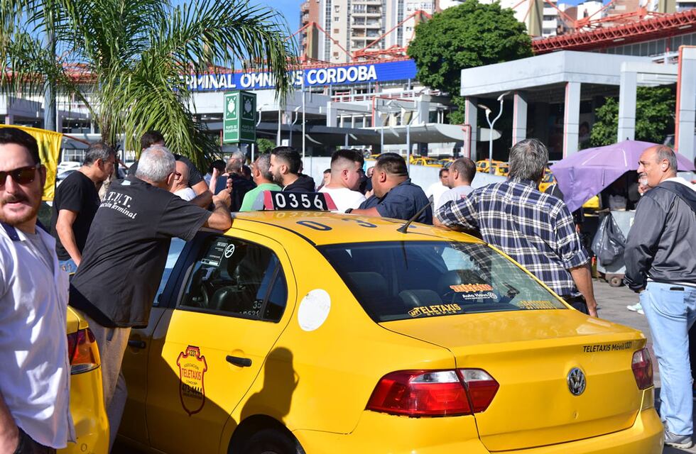 Luego de golpes y corridas en la Terminal de Córdoba, taxistas anunciaron un paro