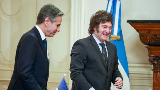 El presidente de Argentina, Javier Milei, a la derecha, se reúne con el secretario de Estado de Estados Unidos, Antony Blinken, en el palacio presidencial Casa Rosada en Buenos Aires, Argentina, el viernes 23 de febrero de 2024. (Agustín Marcarian/Pool Foto vía AP)
