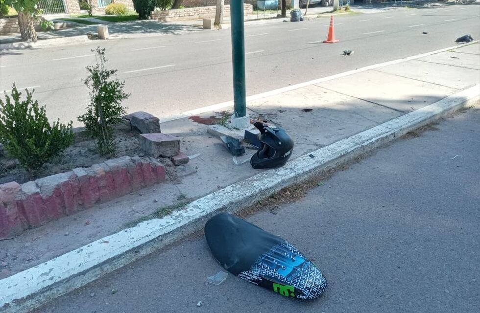 Un joven chocó contra un poste de luz y murió