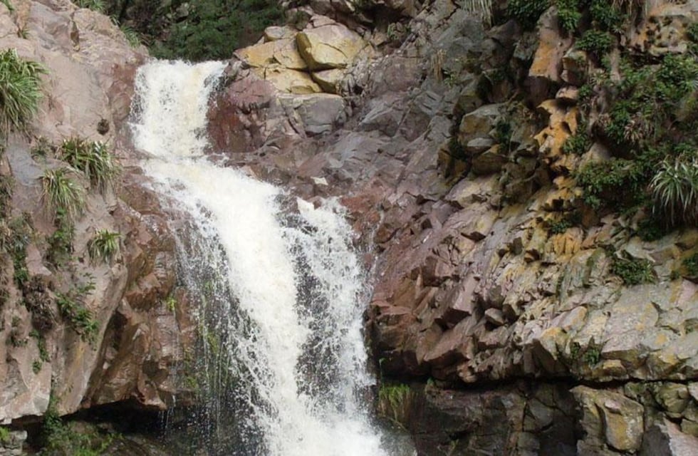 Tragedia en las sierras de Córdoba; murió al caer en una cascada