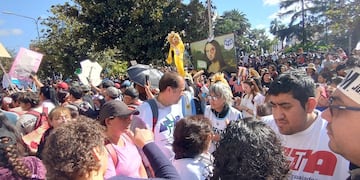 La marcha llegó hasta la Casa de Gobierno, donde la dirigencia de los sindicatos docentes se encontró con referentes de otros gremios estatales y en conjunto anunciaron un paro provincial para este jueves.