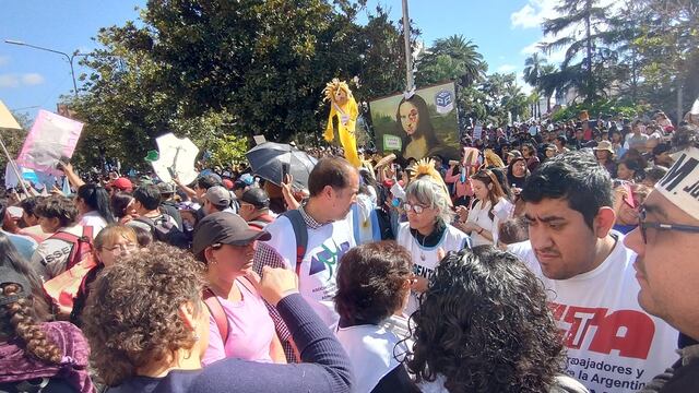 La marcha llegó hasta la Casa de Gobierno, donde la dirigencia de los sindicatos docentes se encontró con referentes de otros gremios estatales y en conjunto anunciaron un paro provincial para este jueves.